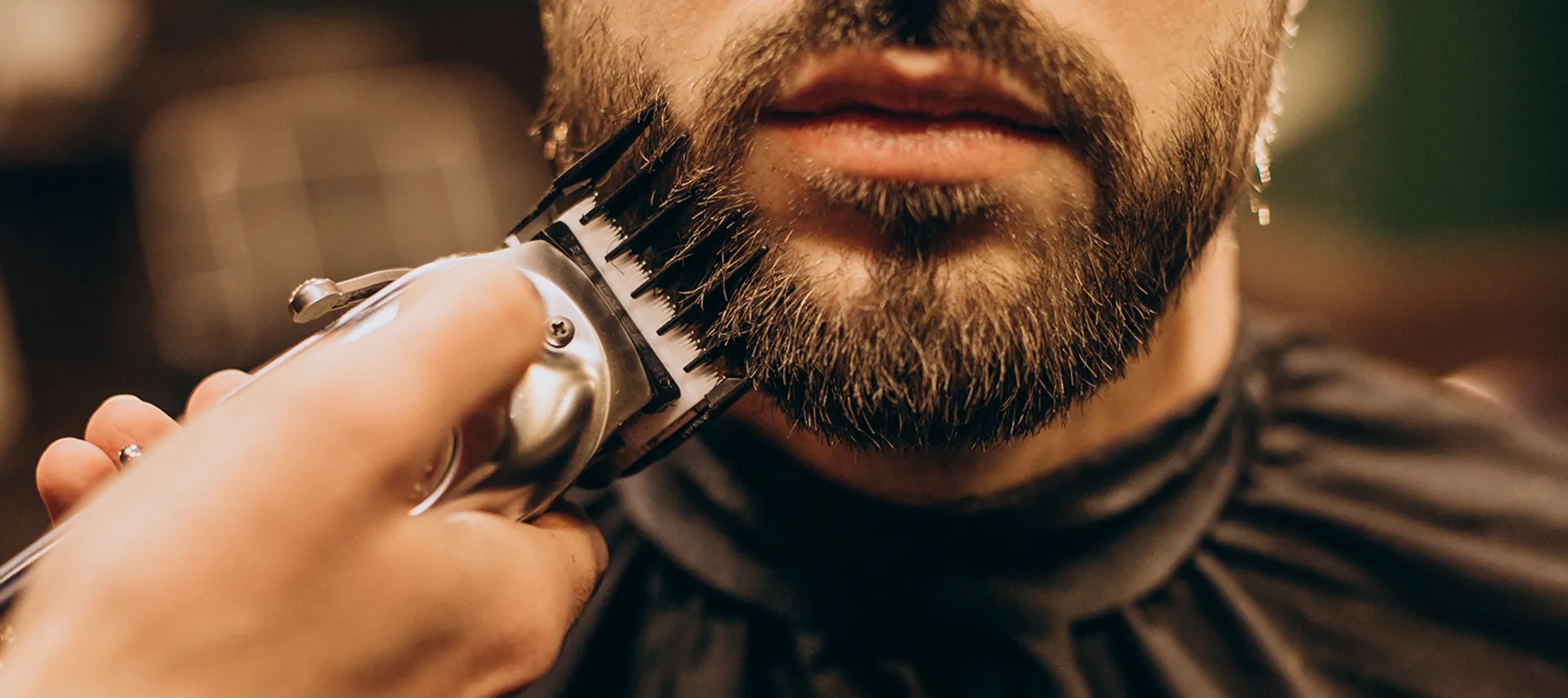 Barbeiro atendendo cliente em casa